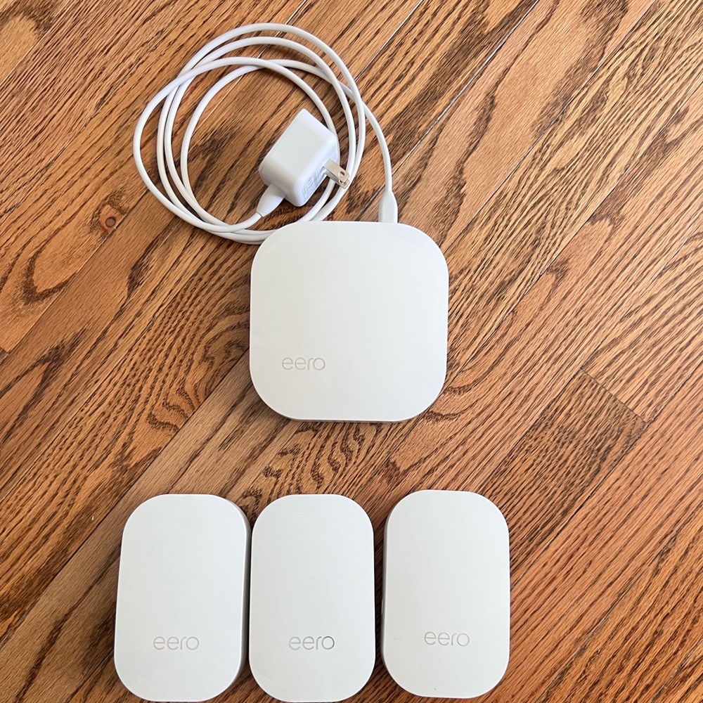 Eero 5 Wifi Extender Mesh system.